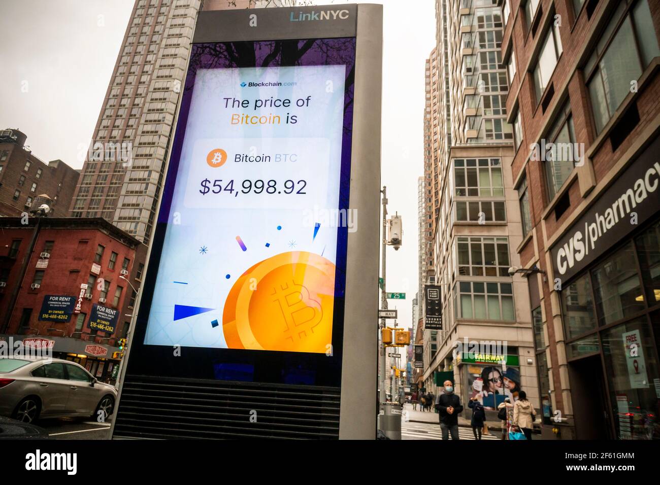 New York, USA. März 2021, 28th. Der Preis eines Bitcoins wird am Sonntag, den 28. März 2021, an einem LinkNYC-Kiosk in Chelsea in New York angezeigt. (Foto von Richard B. Levine) Quelle: SIPA USA/Alamy Live News Stockfoto