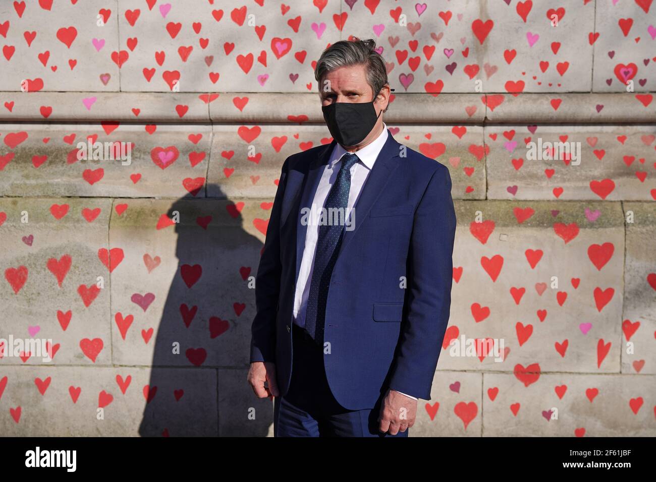 Der Parteivorsitzende der Labour Party Keir Starmer besucht die COVID-19 Gedenkmauer am Ufer im Zentrum von London, die mit Herzen gemalt wurde, um an die mehr als 145.000 Menschen zu erinnern, die in Großbritannien an dem Coronavirus gestorben sind. Bilddatum: Montag, 29. März 2021. Stockfoto