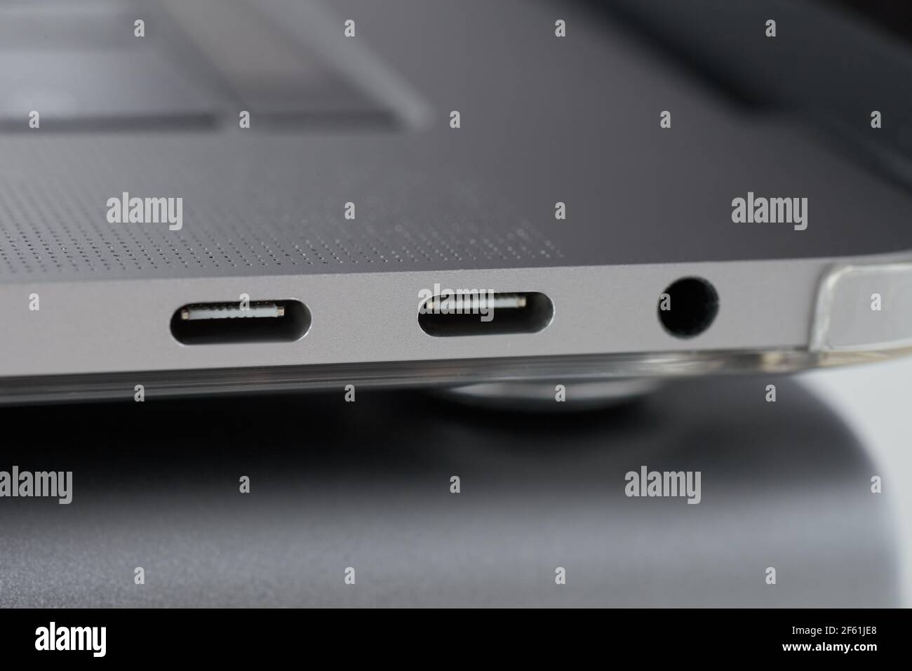 Nahaufnahme der Anschlüsse des Laptops Typ C. Keine Person Stockfoto