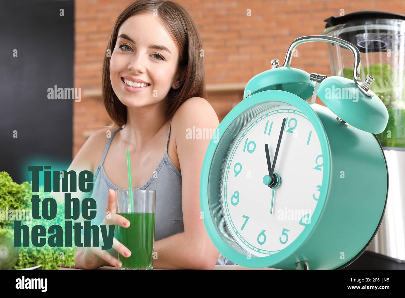 Junge Frau mit gesundem Gemüsesaft und Wecker. Zeit, gesund zu sein  Stockfotografie - Alamy