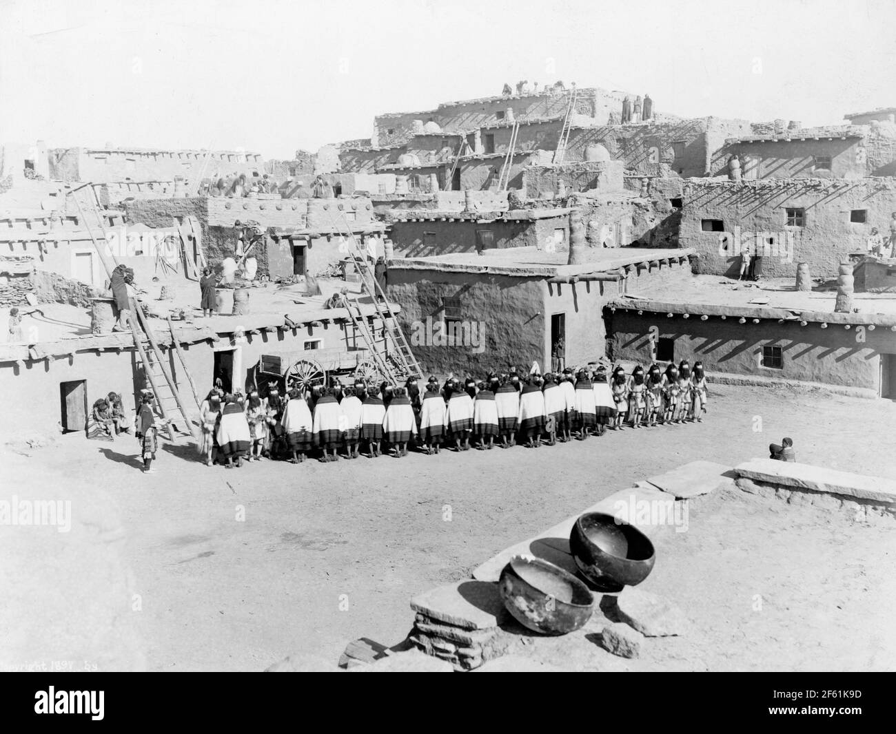 Zuni Pueblo und Tänzer, New Mexico, 1897 Stockfoto