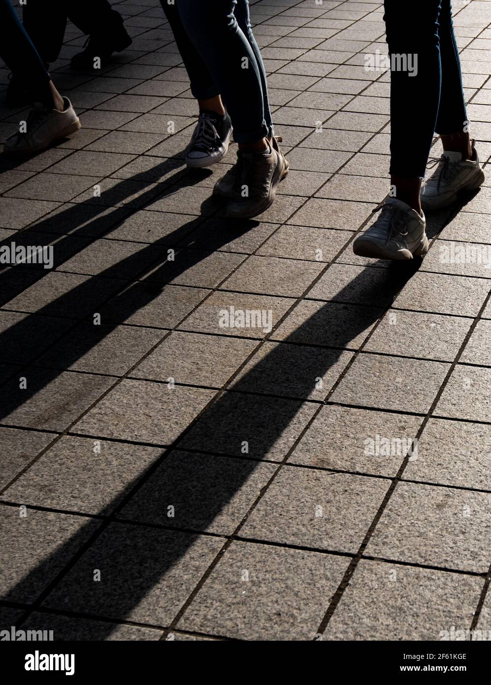 Silhouette von unerkannten Menschen, die auf der Straße spazieren. Stockfoto