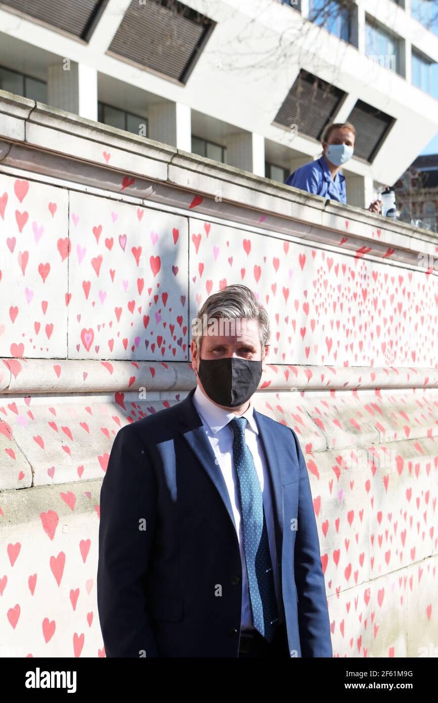 Der Parteivorsitzende der Labour Party Keir Starmer besucht die COVID-19 Gedenkmauer am Ufer im Zentrum von London, die mit Herzen gemalt wurde, um an die mehr als 145.000 Menschen zu erinnern, die in Großbritannien an dem Coronavirus gestorben sind. Bilddatum: Montag, 29. März 2021. Stockfoto