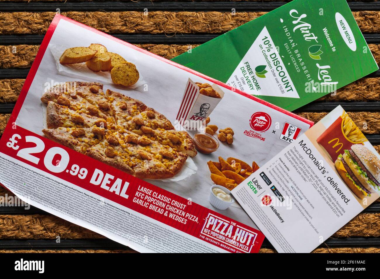 Sortiment von Junk-Mail Post unerwünschte Post für Fast Food Bietet Takeaways auf Türmatte Stockfoto