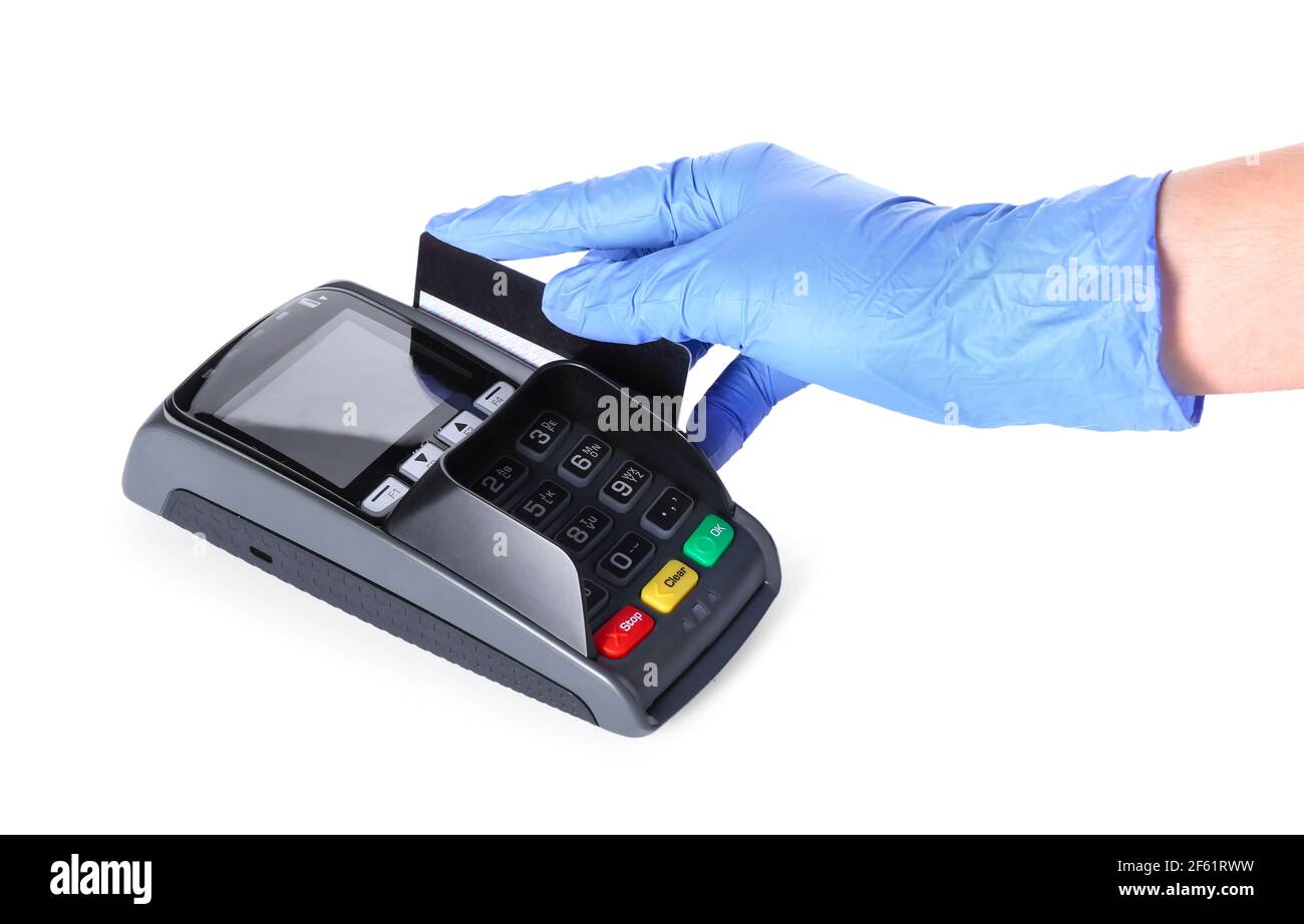 Weibliche Hand mit Zahlungsterminal und Kreditkarte auf weiß Hintergrund Stockfoto