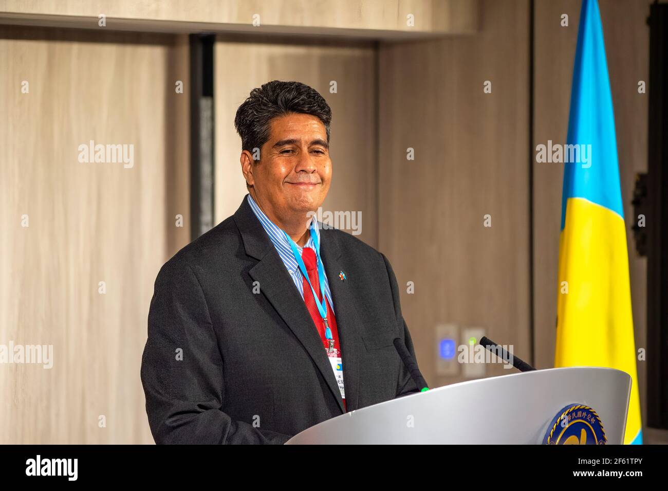 Taipeh, Taiwan. März 2021, 29th. Surangel Whipps Jr, Präsident von Palau, hört sich während einer Pressekonferenz des taiwanesischen Außenministeriums (MOFA) Fragen an.der Präsident von Palau ist vom 28. März bis 01. April zu einem fünftägigen Besuch in Taiwan, um eine "Reiseblase" zu starten. Erlaubt Reisen zwischen Taiwan und Palau mit weniger COVID-19 Einschränkungen. Kredit: SOPA Images Limited/Alamy Live Nachrichten Stockfoto