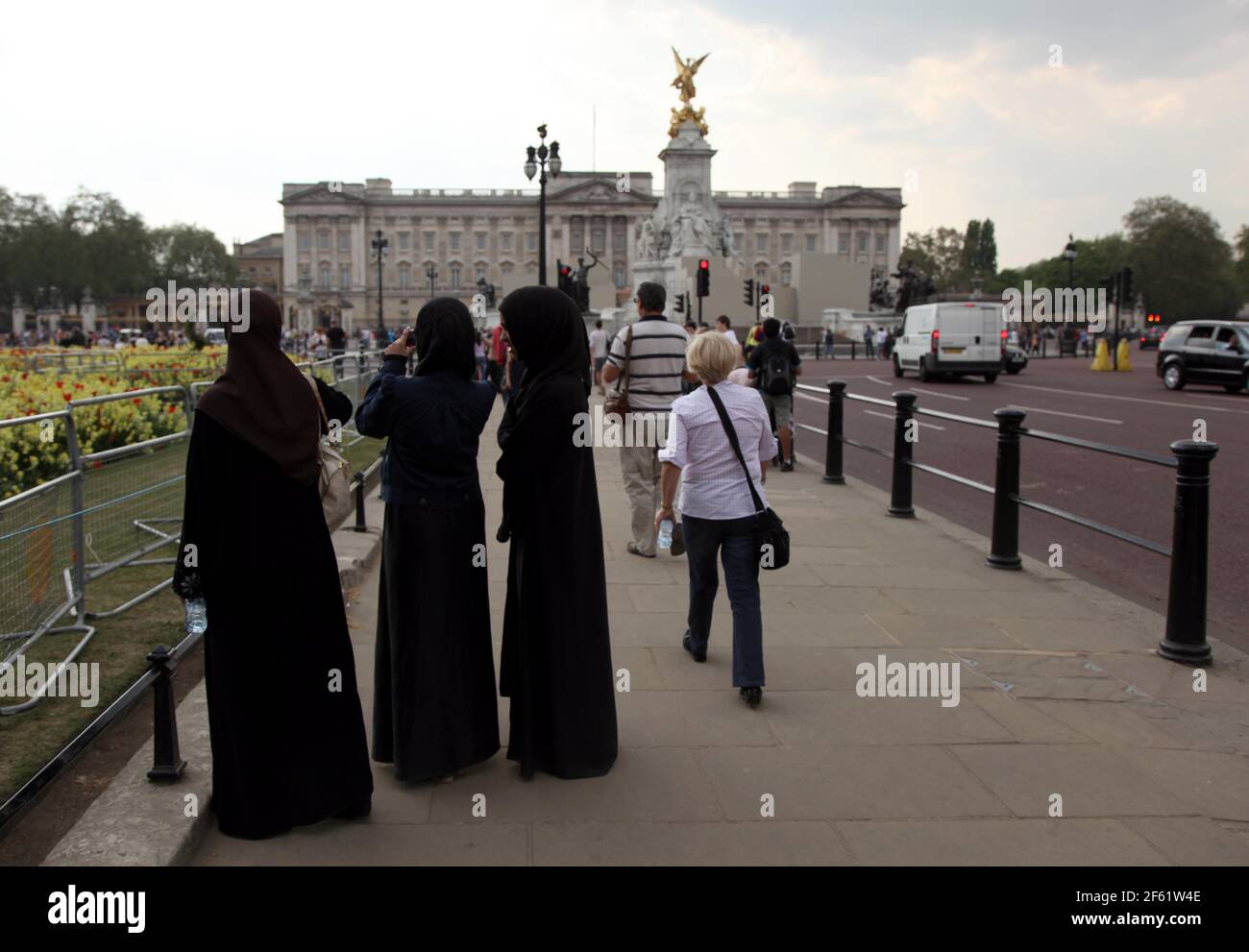 21. April 2011. London, England. Touristen. Muslimische Frauen in voller Schleier fotografieren vor dem Buckingham Palace inmitten strengem Sicherheitsdienst Stockfoto