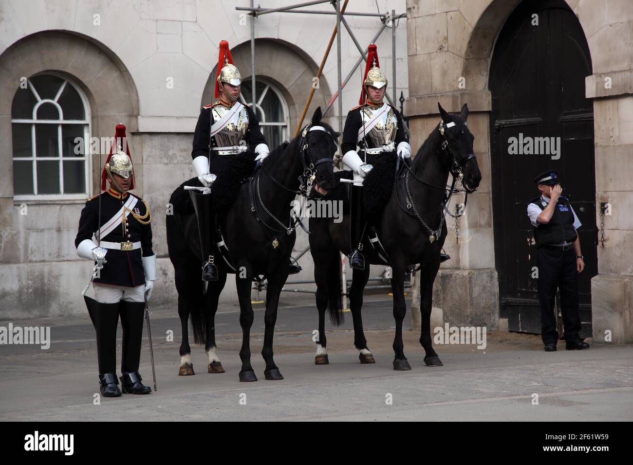 21. April 2011. London, England. Soldaten der Queen's Guard, Blues und Royals Regiment der Household Cavalry Wachwechsel am Horse Guards Arch Stockfoto