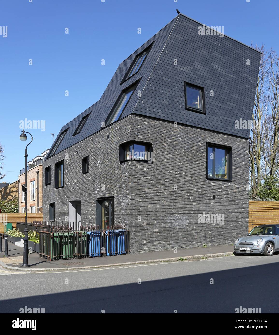 Markante neue Wohnblock an der Costa Steet, Peckham durch WAS Architektur. Mit dunklem Mauerwerk, schwarzen Fenstern und nach außen geneigtem Mansardendach. Stockfoto