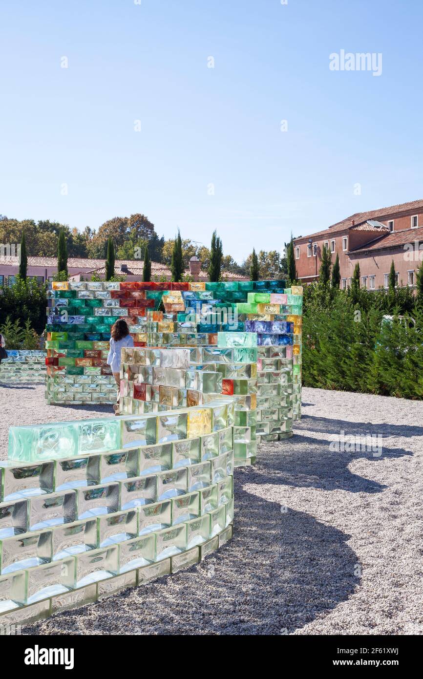 Besucherin studiert die Glasausstellung Qwalala von Pae White auf der Insel San Giorgio Maggiore in Venedig während der Kunstbiennale 2017. Qwalala ist ein Stockfoto