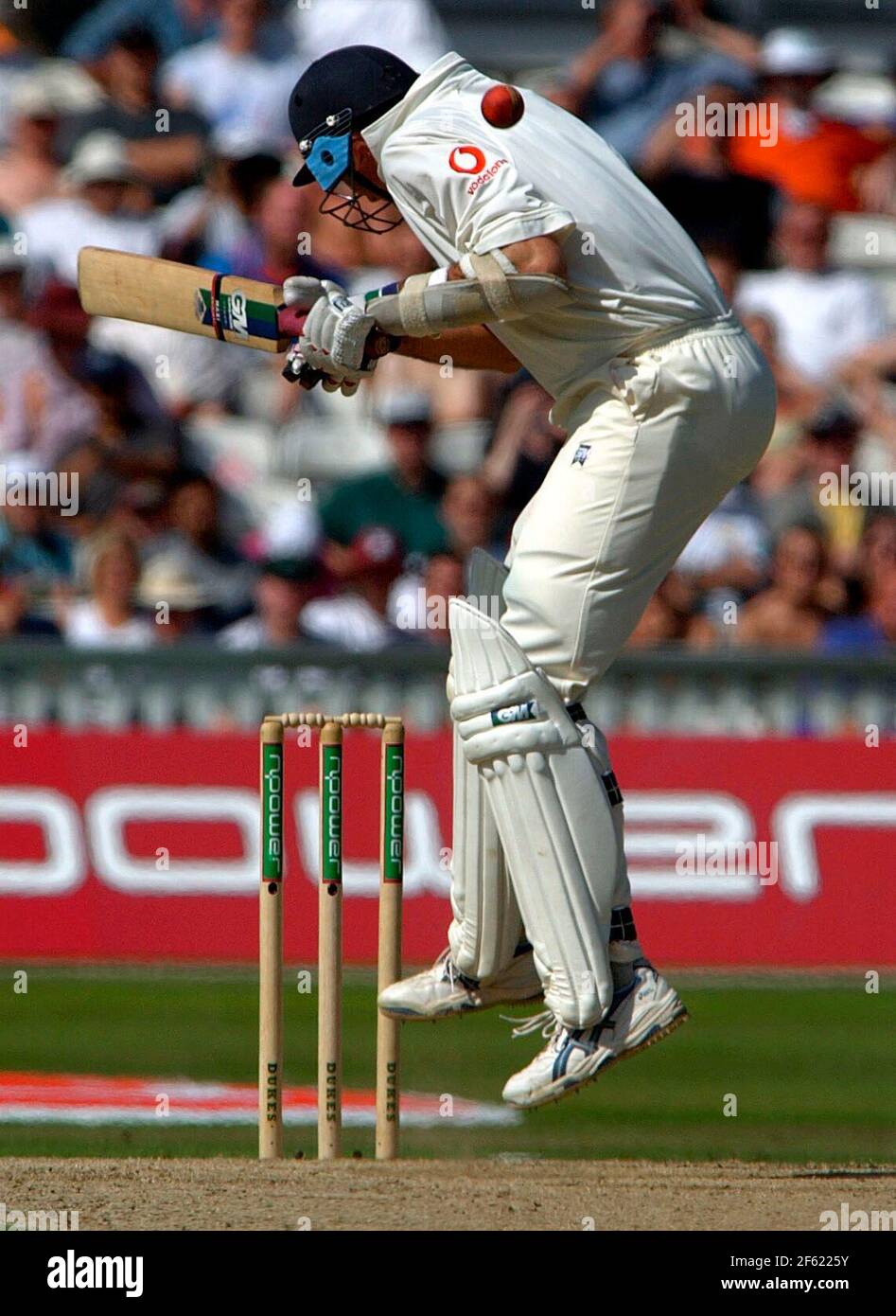 AUSTRALIAN BOWLER BRETT LEE AUG 2001HITTING ANDREW CADDICK MIT EINEM BOUNCER IN DER 5TH TEST ENGLAND V AUSTRALIEN AUF DER OVAL Stockfoto