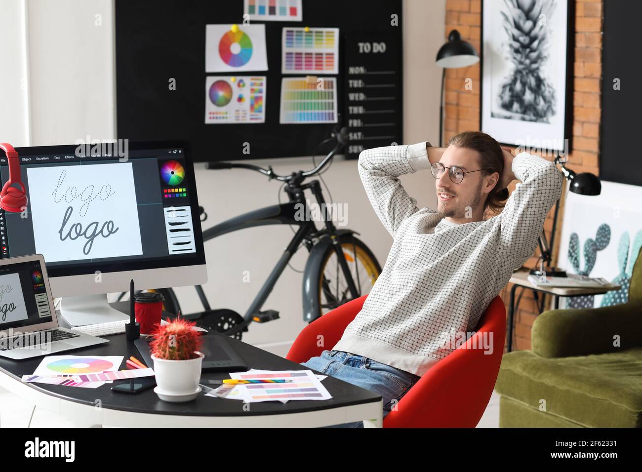 Männlicher Designer mit Pause während der Arbeit im Büro Stockfoto