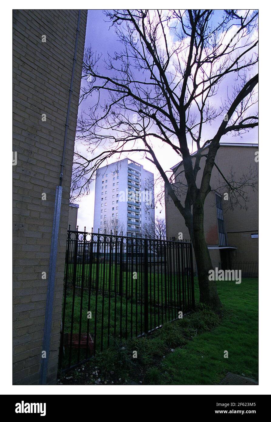 Adair Tower März 2001in Kensal Town West London... wo ein Crack-Haus von der Polizei überfallen wurde Stockfoto