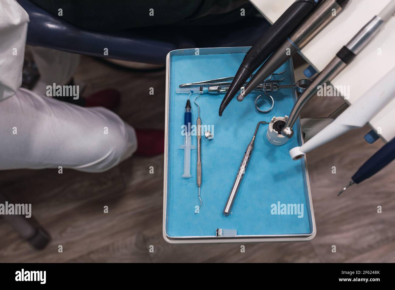 Arbeitstisch mit zahnmedizinischen Werkzeugen in einem Zahnarztbüro.Gesundheit und Wellness-Konzept Stockfoto
