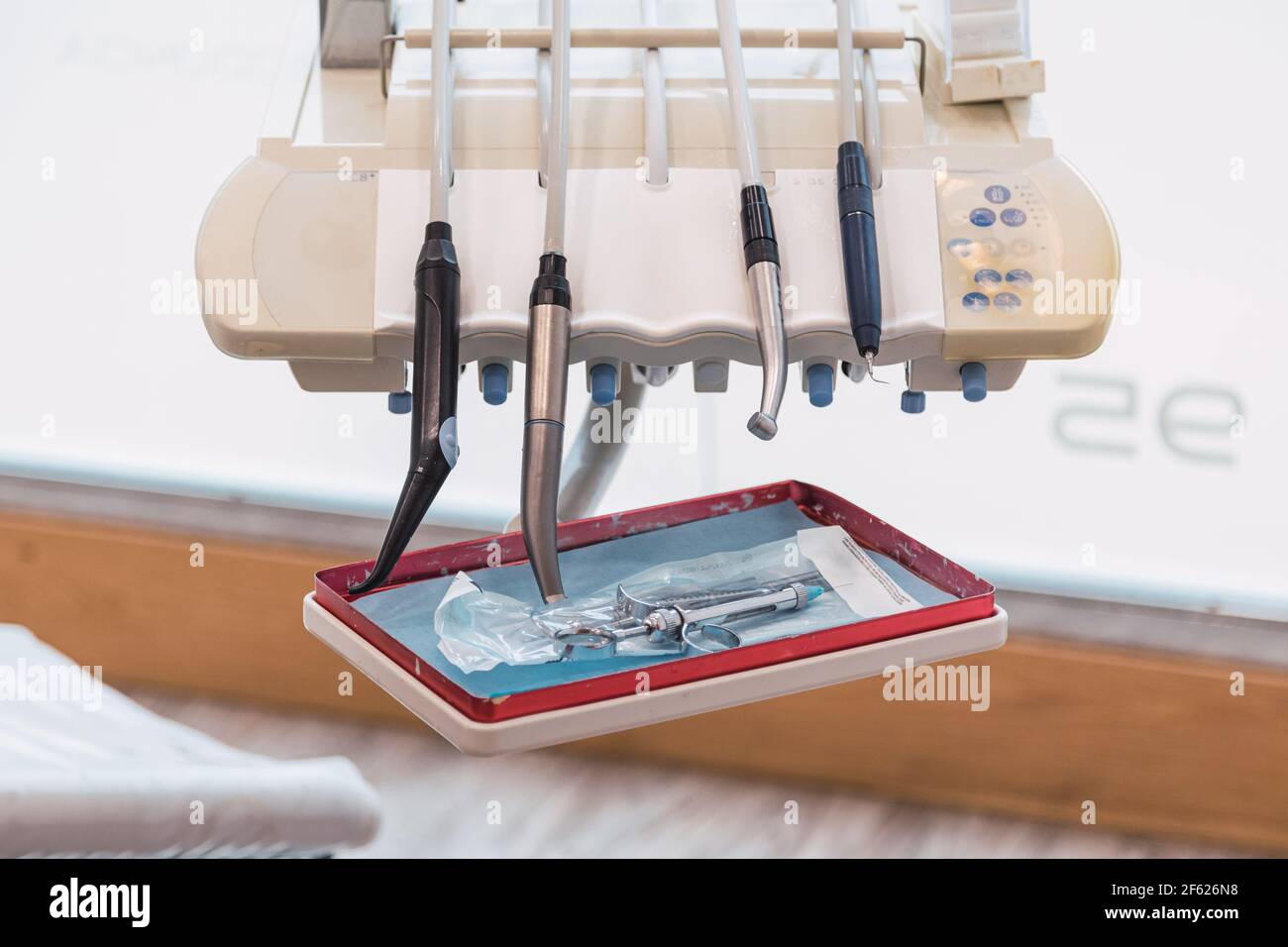 Arbeitstisch mit zahnmedizinischen Werkzeugen in einem Zahnarztbüro.Gesundheits- und Wellness-Konzept . Stockfoto