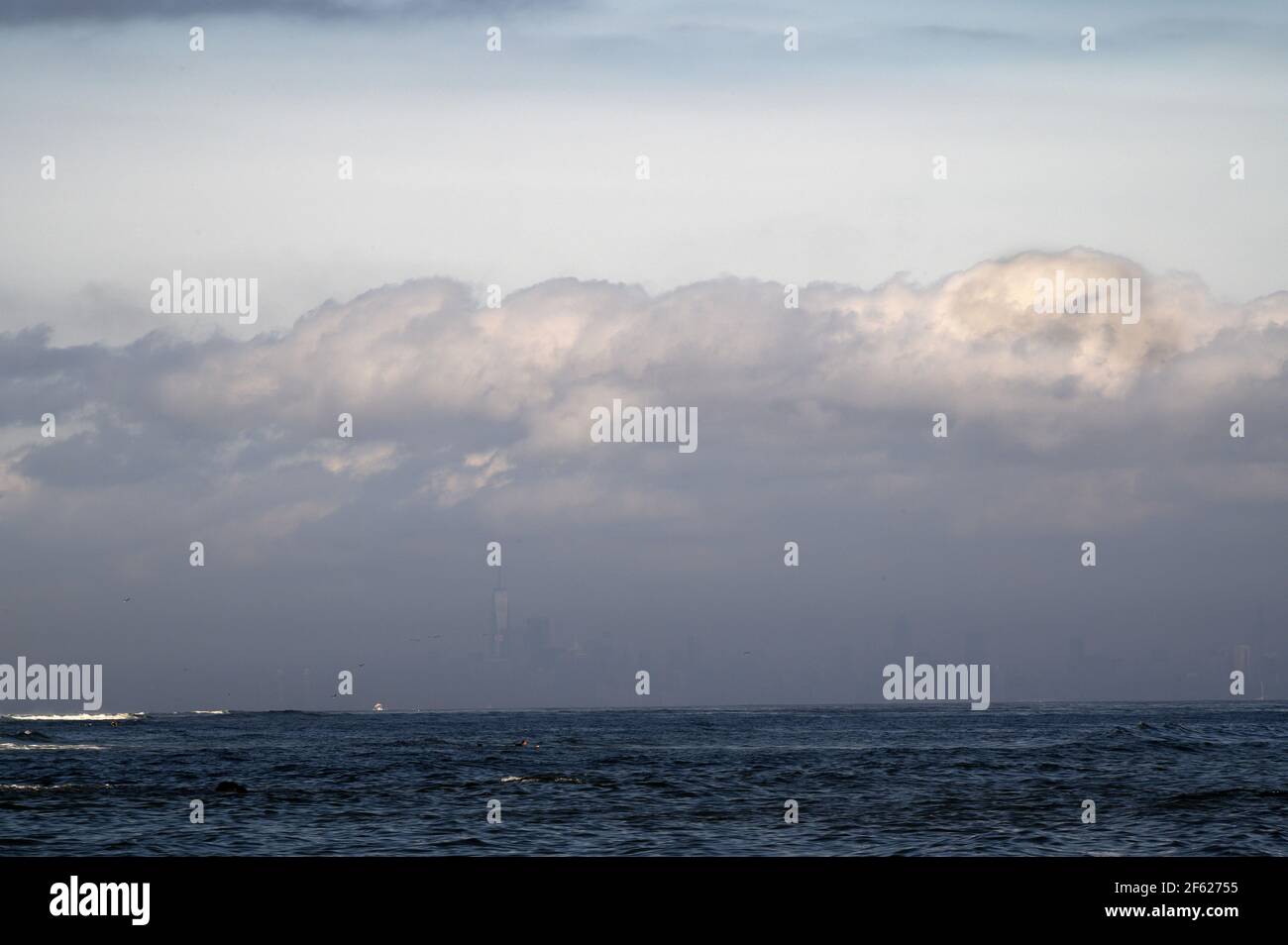 Blick auf die Skyline von NYC vom Sandy Hook Beach, New Jersey. Stockfoto