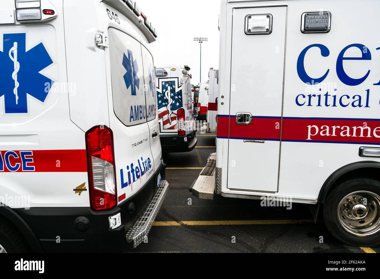 Ambulanzeinheiten und Mannschaften kommen in NJ an Stockfoto
