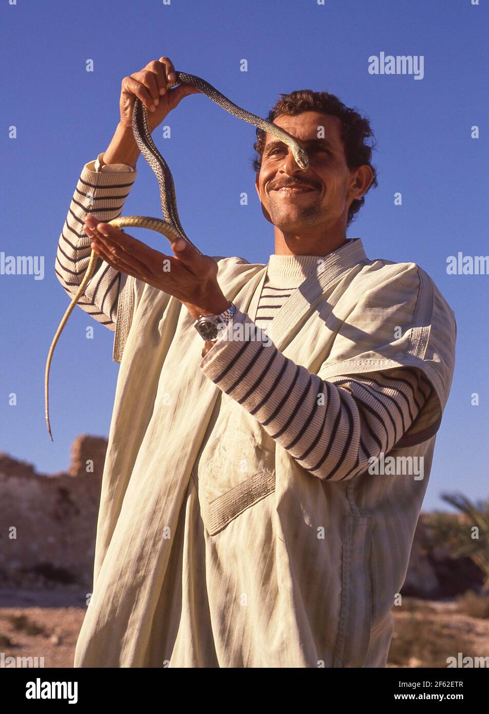 Snake Charmer Holding Schlange, Medina, Marokko, Tanger, Tanger-Tétouan Region Stockfoto