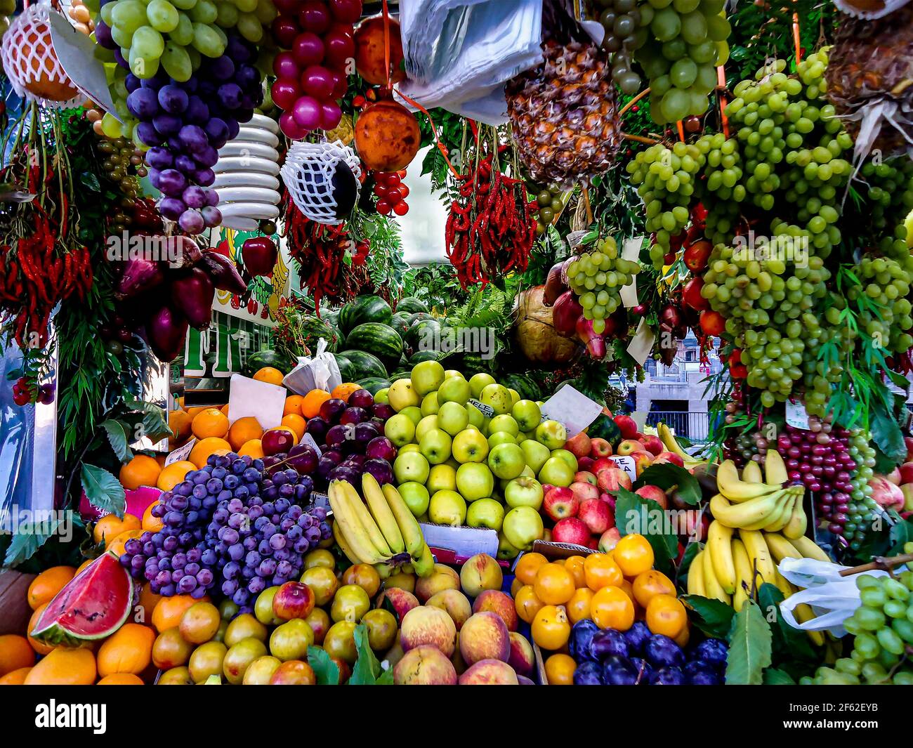 Buntes Bild von tropischen Früchten auf einem Marktstand Stockfoto