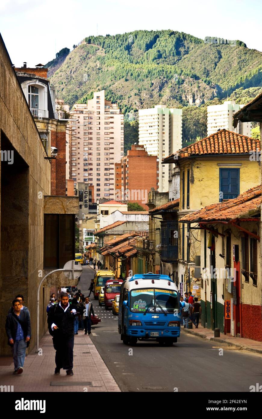 Straße in Bogota, Mountain Beyond, Columbia, Südamerika Stockfoto