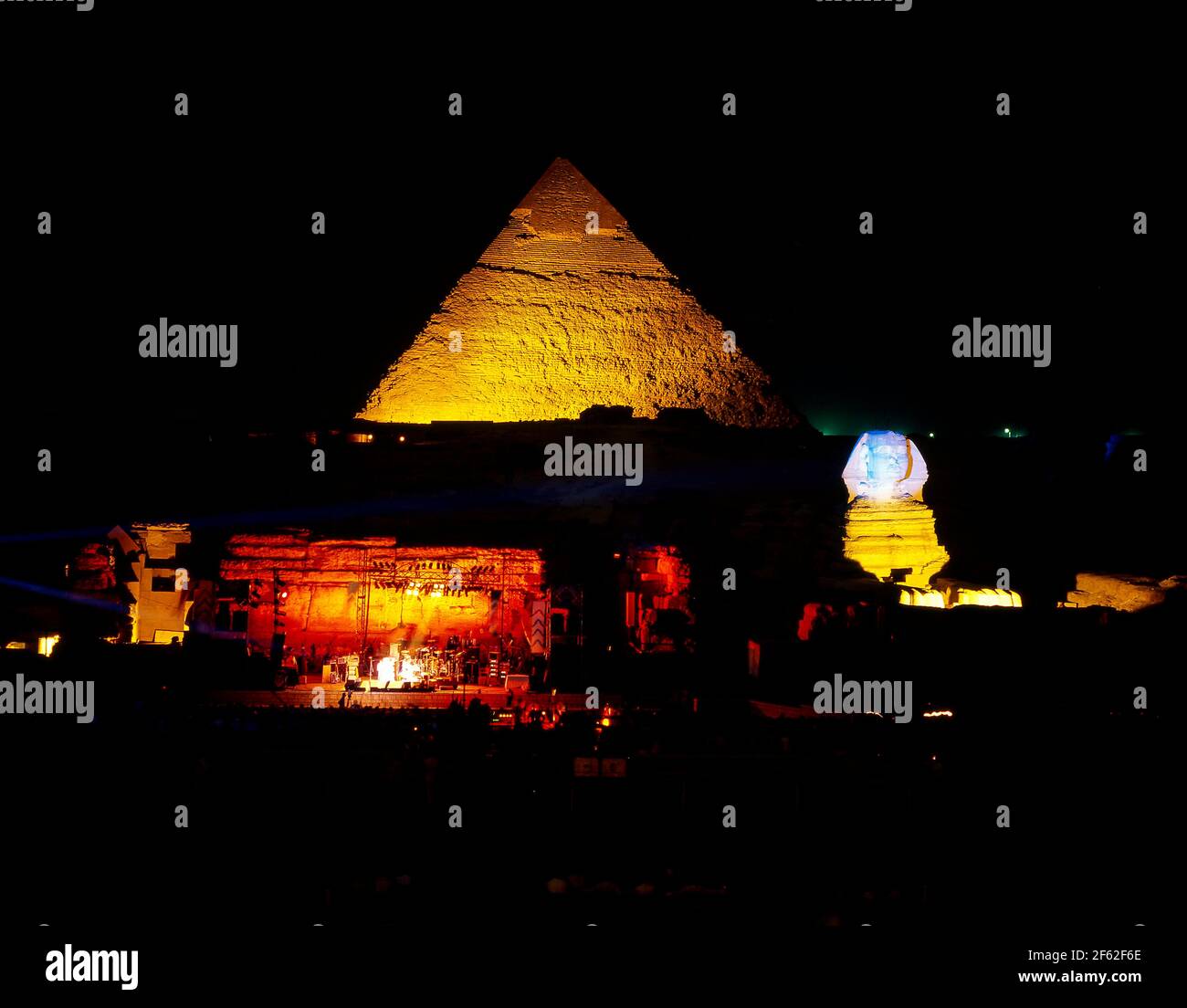 Rockkonzert der alten Pyramide von Khepre und der Großen Sphinx von Gizeh bei Nacht, Gizeh, Gizeh Governate, Republik Ägypten Stockfoto