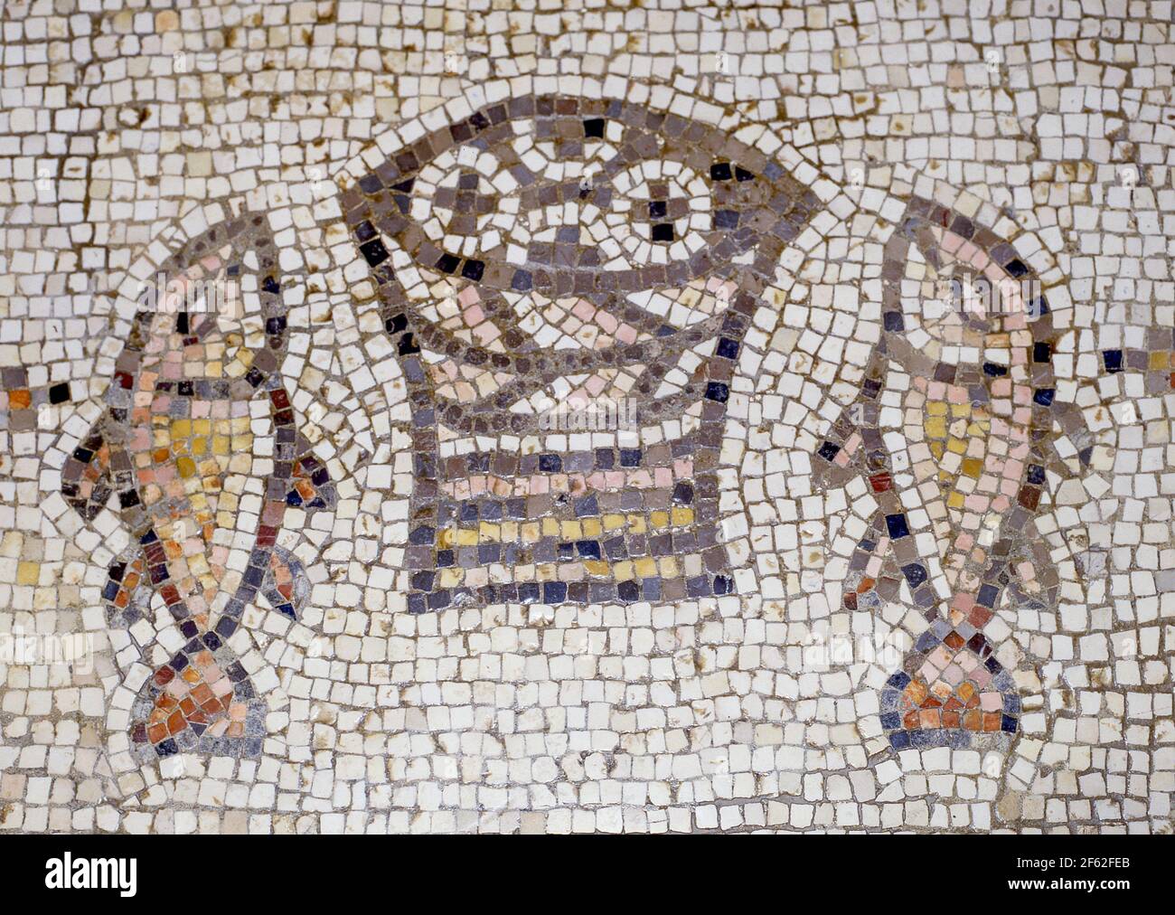 5th Jahrhundert "Fische und Brote" Mosaik in der Kirche der Multiplikation, Tabgha, See von Galiläa, Nordbezirk, Israel Stockfoto