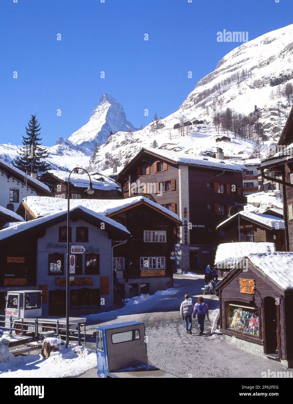 Straße im Ortskern, Zermatt, Wallis, Schweiz Stockfoto