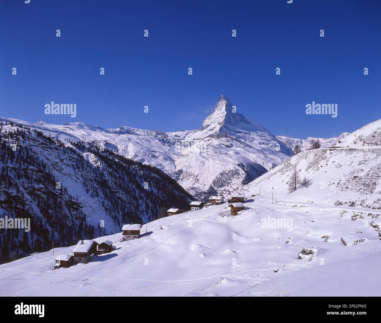 Berghütten und Skipiste mit Matterhorn Mountain Behind, Zermatt, Wallis, Schweiz Stockfoto