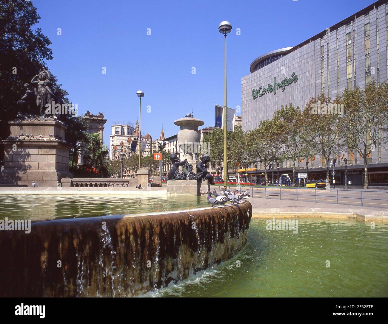 El Corte Ingles Kaufhaus und Brunnen bei Nacht, Plaça Catalunya, Barcelona, Provinz Barcelona, Katalonien, Spanien Stockfoto