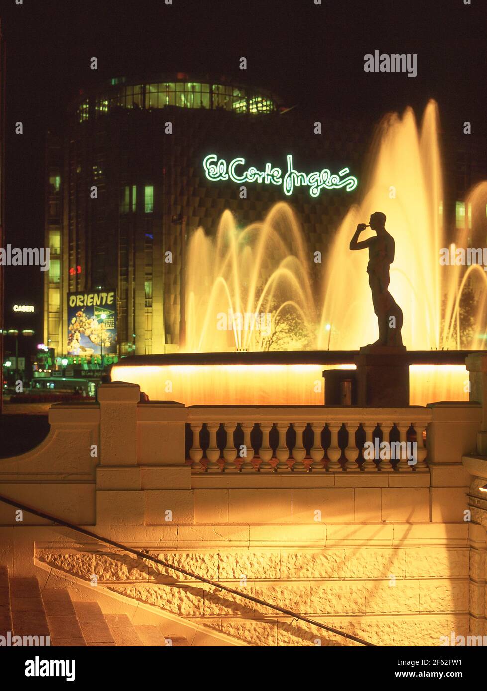 El Corte Ingles Kaufhaus und Brunnen bei Nacht, Plaça Catalunya, Barcelona, Provinz Barcelona, Katalonien, Spanien Stockfoto