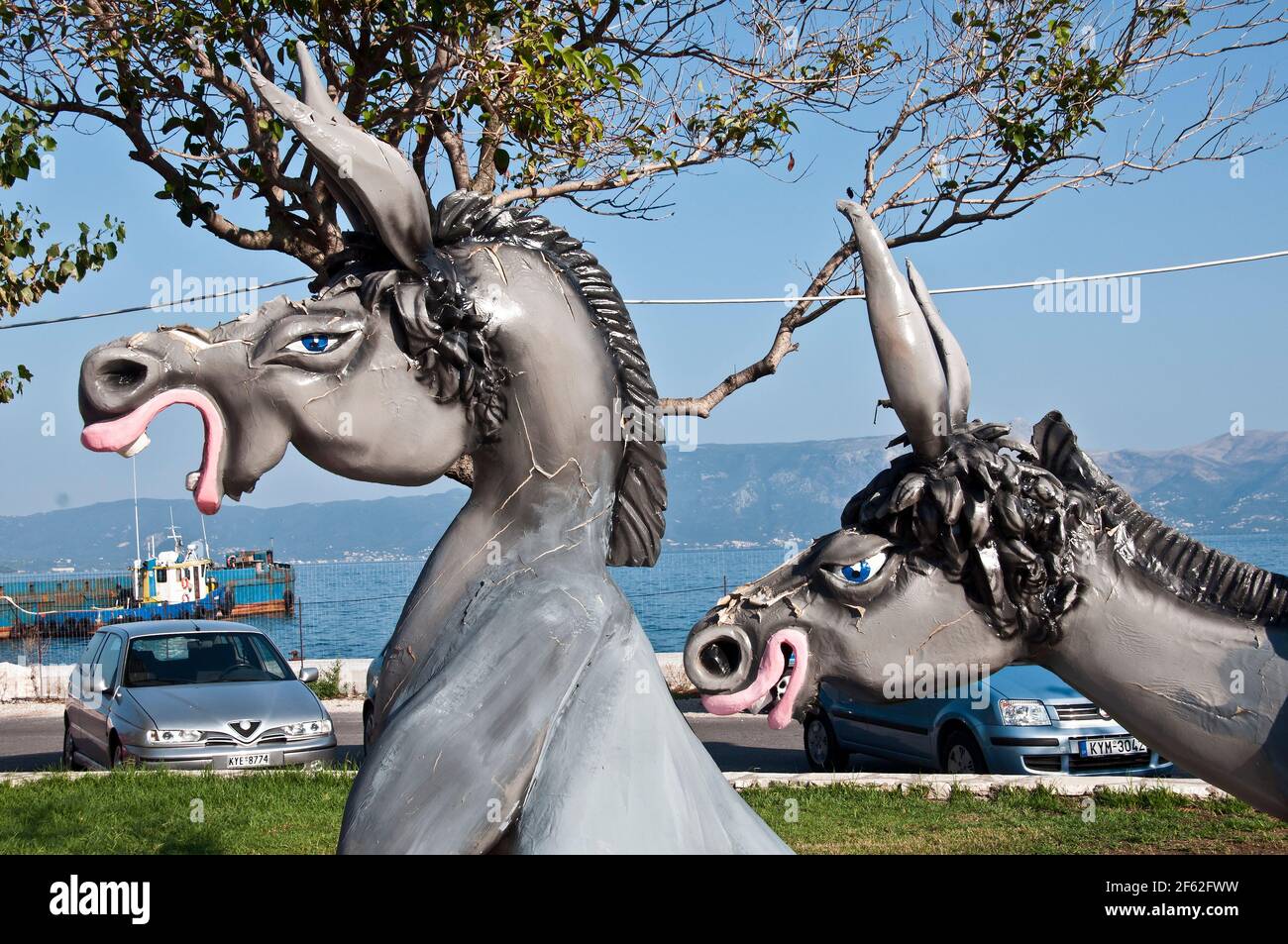 Skurrile Tier- und Fischstatuen im Hafengebiet, Palaiokastritsa, griechische Insel Korfu Stockfoto