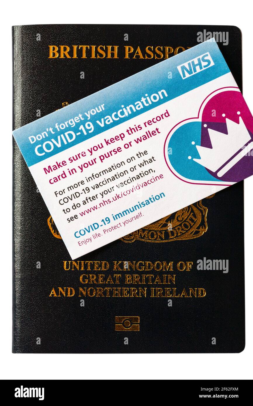 Covid-Impfpass mit neuem britischen Pass, da die Regierung Covid-Pässe für Reisen in Betracht zieht Stockfoto