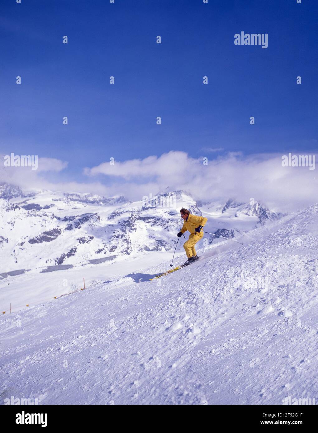 Männlicher Skifahrer auf der Piste, Verbier, Kanton Wallis, Schweiz Stockfoto