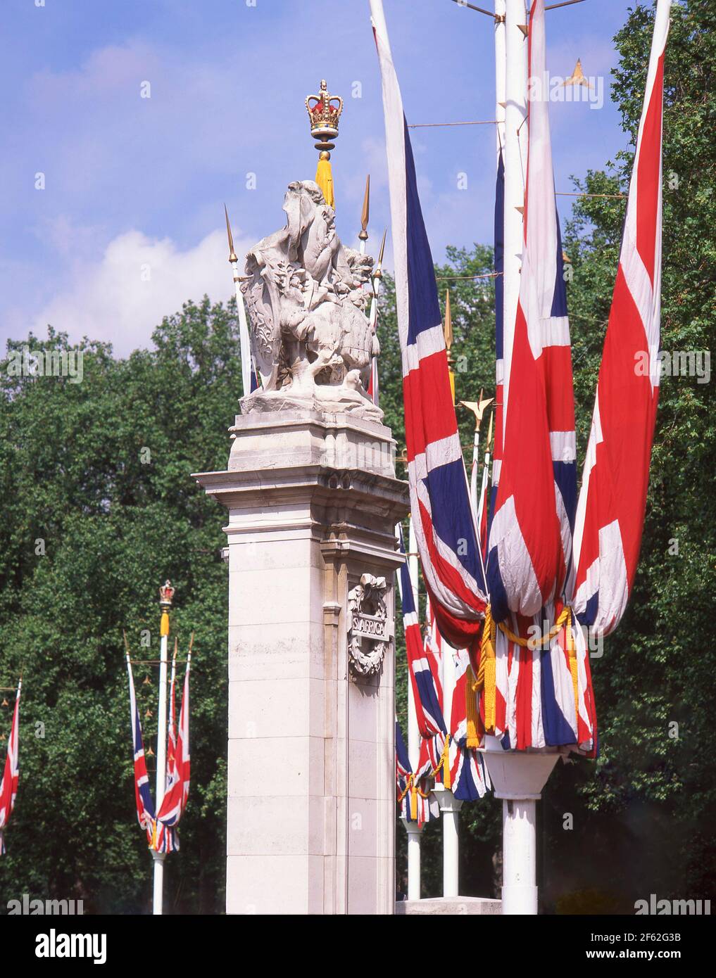 Dekorative königliche Flaggen an der Stange, Buckingham Palace, The Mall, City of Westminster, Greater London, England, Vereinigtes Königreich Stockfoto