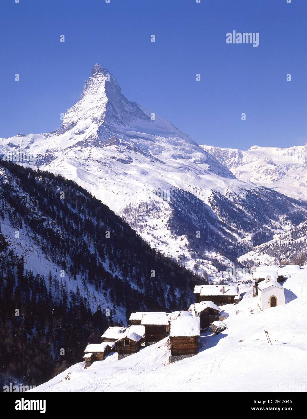 Berghütten mit Matterhorn Mountain dahinter, Zermatt, Wallis, Schweiz Stockfoto