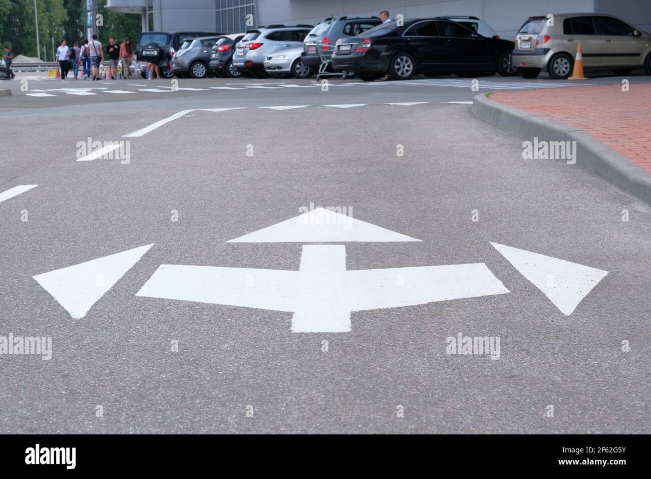Straßenmarkierung auf Asphalt. Weiße Pfeilmarkierung nach vorne, links, rechts auf die Straße. Stockfoto