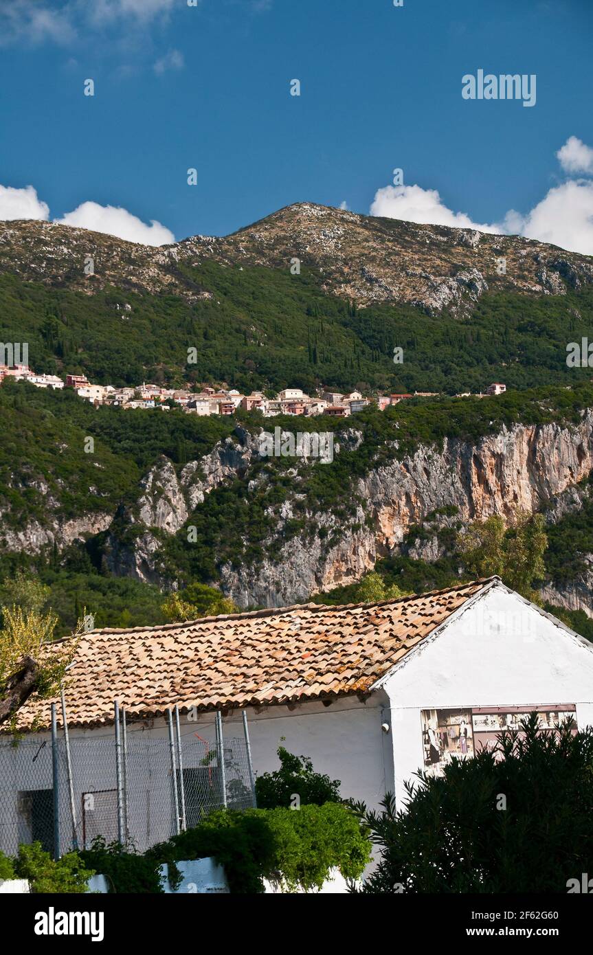Terracotta-überdachte Häuser, Palaiokastritsa, griechische Insel Korfu Stockfoto
