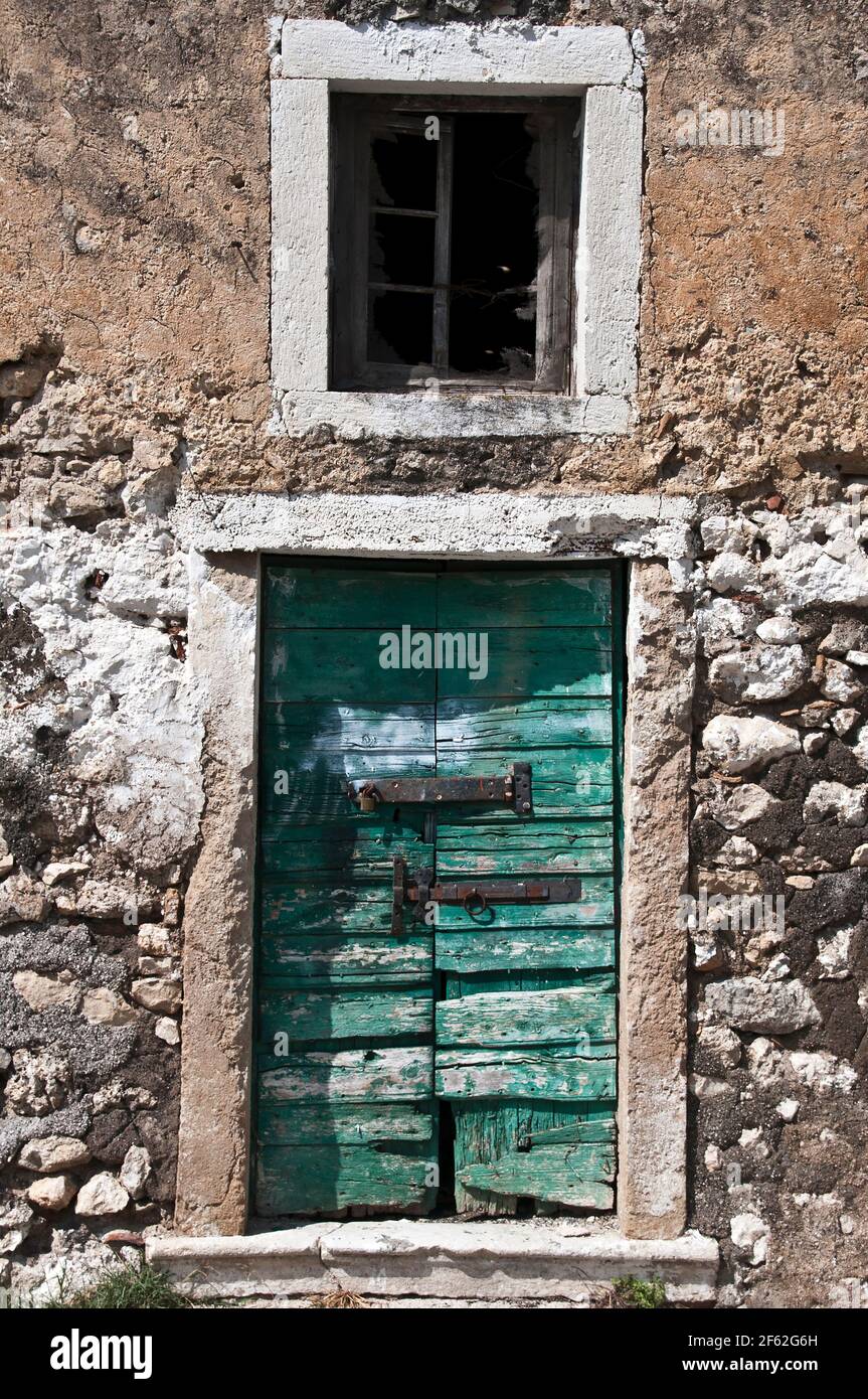 Grüne Tür im alten Steingebäude in Palaiokastritsa, auf der griechischen Insel Korfu Stockfoto