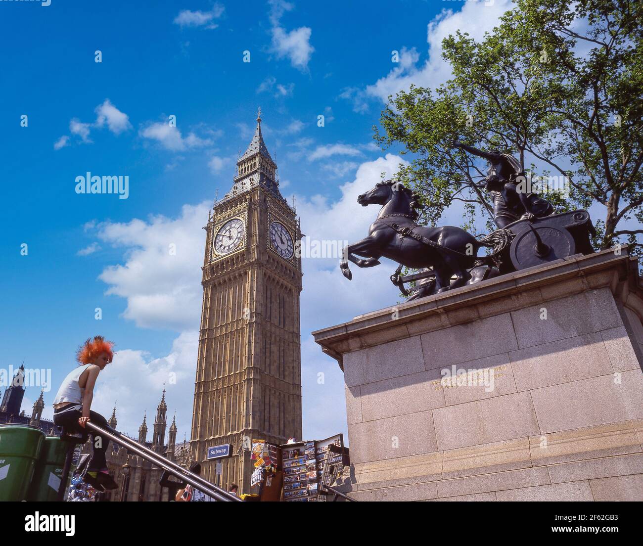 Big Ben Clock Tower und Boudicca Statue von Westminster Bridge, City of Westminster, Greater London, England, Vereinigtes Königreich Stockfoto