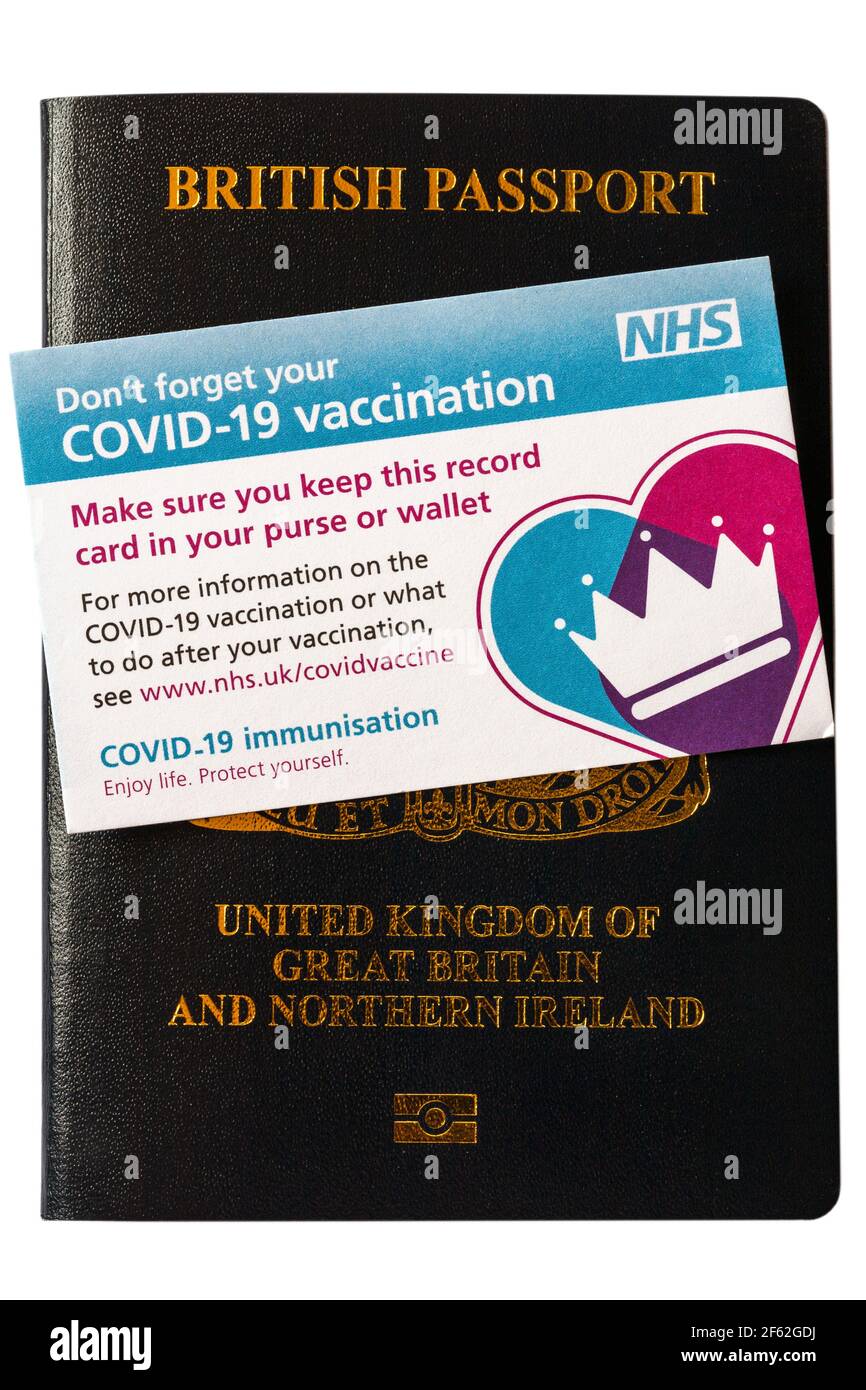 Covid-Impfpass mit neuem britischen Pass, da die Regierung Covid-Pässe für Reisen in Betracht zieht Stockfoto