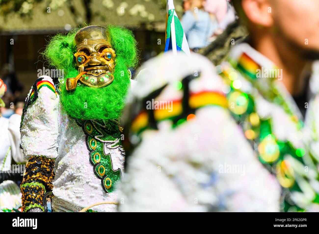 HAMMARKULLEN, SCHWEDEN - 25. MAI 2019: Bunt gekleideter Maskenmann beim jährlichen Karneval in Hammarkullen, Schweden Stockfoto