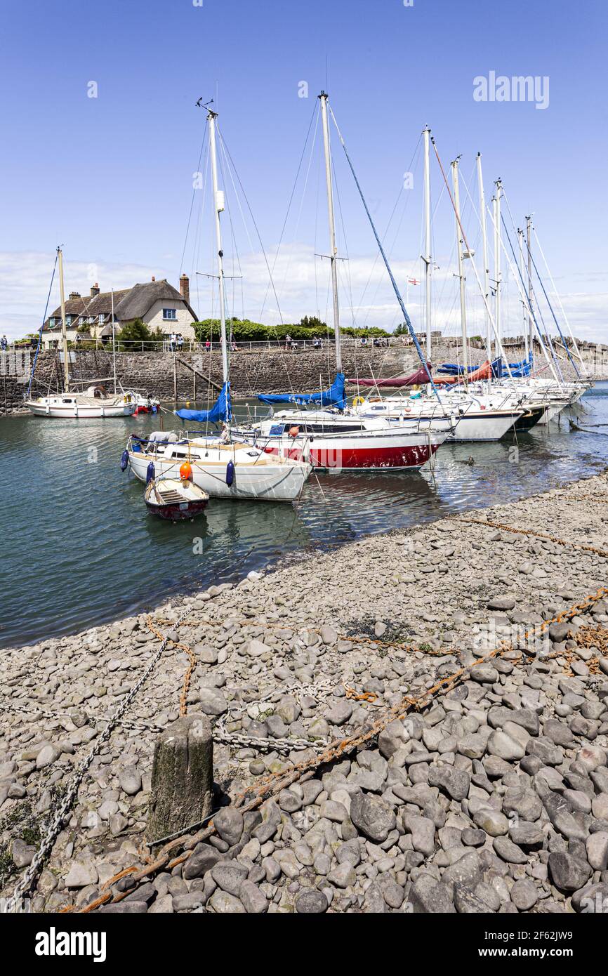 Jachten liegen im Hafen am Rande von Exmoor in Porlock Weir, Somerset UK Stockfoto