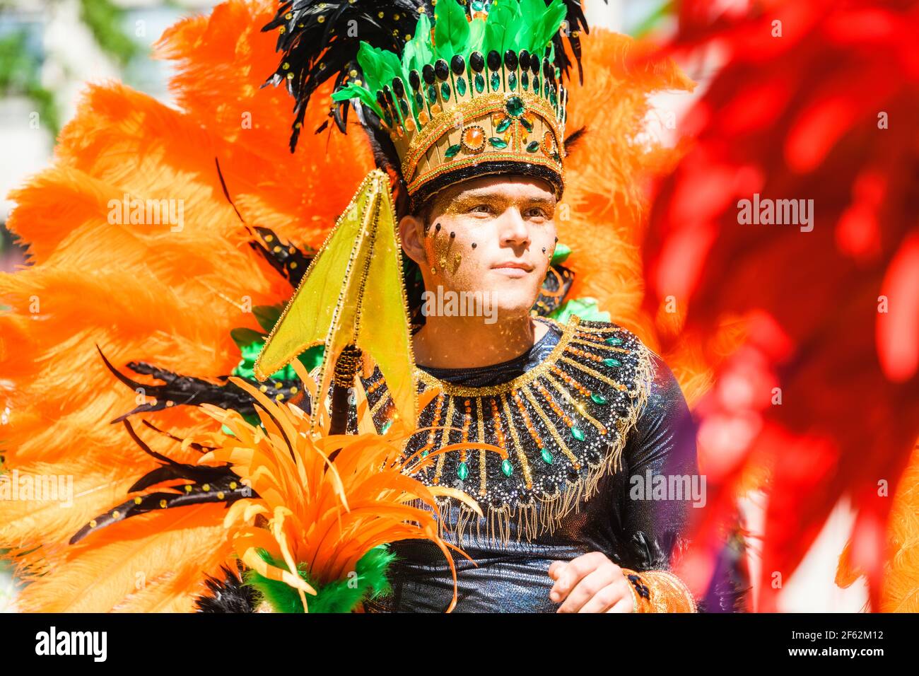 HAMMARKULLEN, SCHWEDEN - 25. MAI 2019: Gesicht eines jungen Mannes beim jährlichen Karneval in Hammarkullen, Schweden Stockfoto