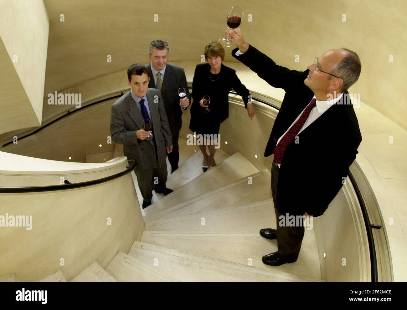 Paul Boutinot August 2001 Gründer der Boutinot Wine Company abgebildet Mit VON LINKS NACH RECHTS Dennis Whitely Geschäftsführer - Michael Moriarty Finance Director – Lynne Flatman Marketing Director Stockfoto