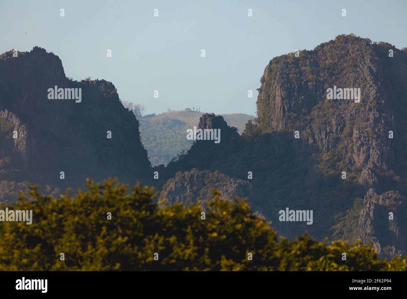 Landschaftsfotografie der Karstberge und ihre Silhouetten, aus der Stadt Vang Vieng, Laos, bedeckt mit Wäldern von üppigen grünen tropischen gebildet Stockfoto