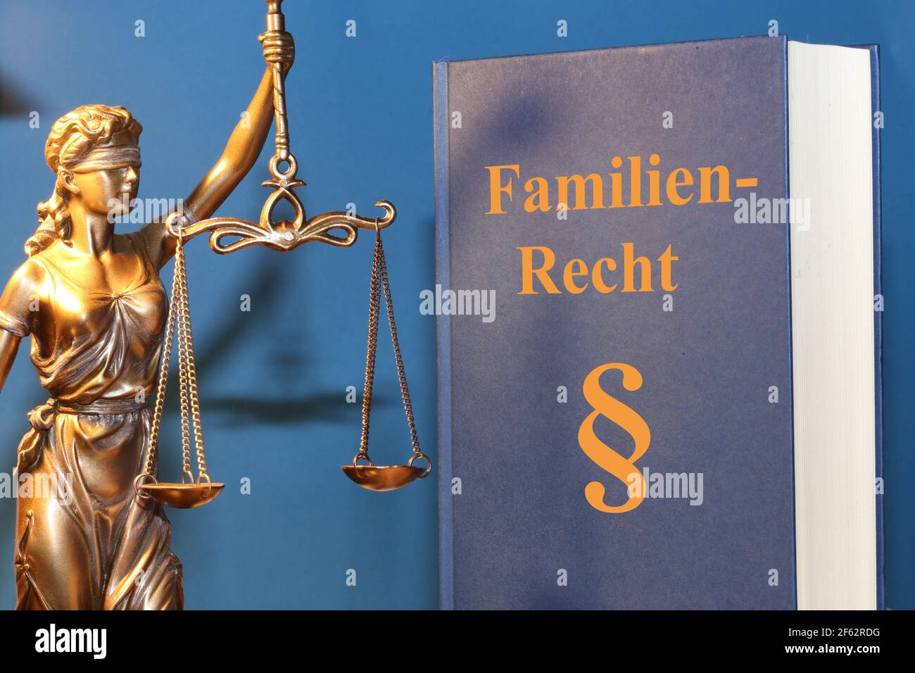 Symbolbild: Familienrecht und Justitia Stockfoto