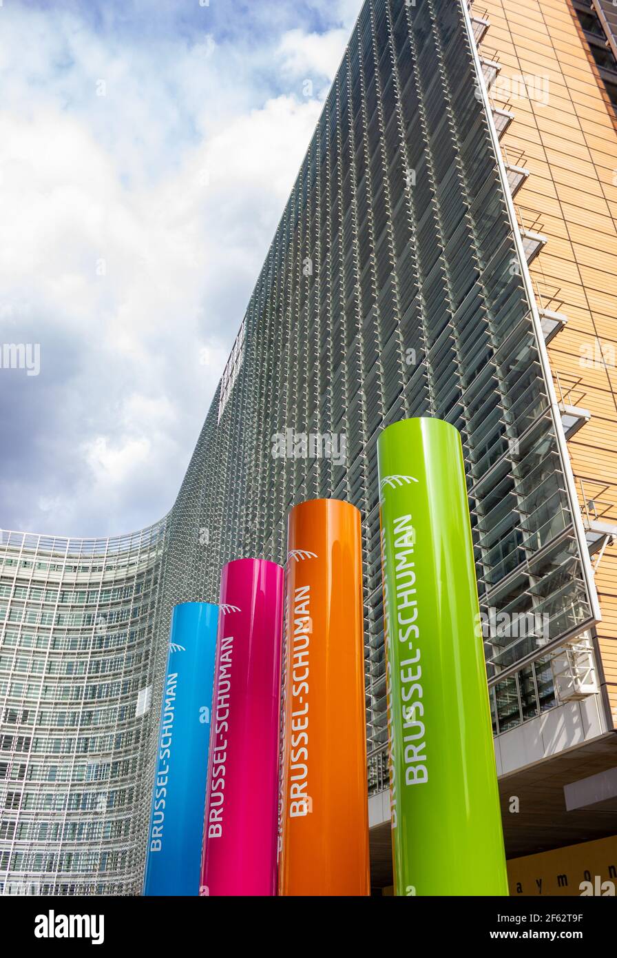Ein Bild der Verkehrsknotenpunkt Bunte Säulen an der Unterseite des Le Berlaymont-Gebäude (Brüssel). Stockfoto