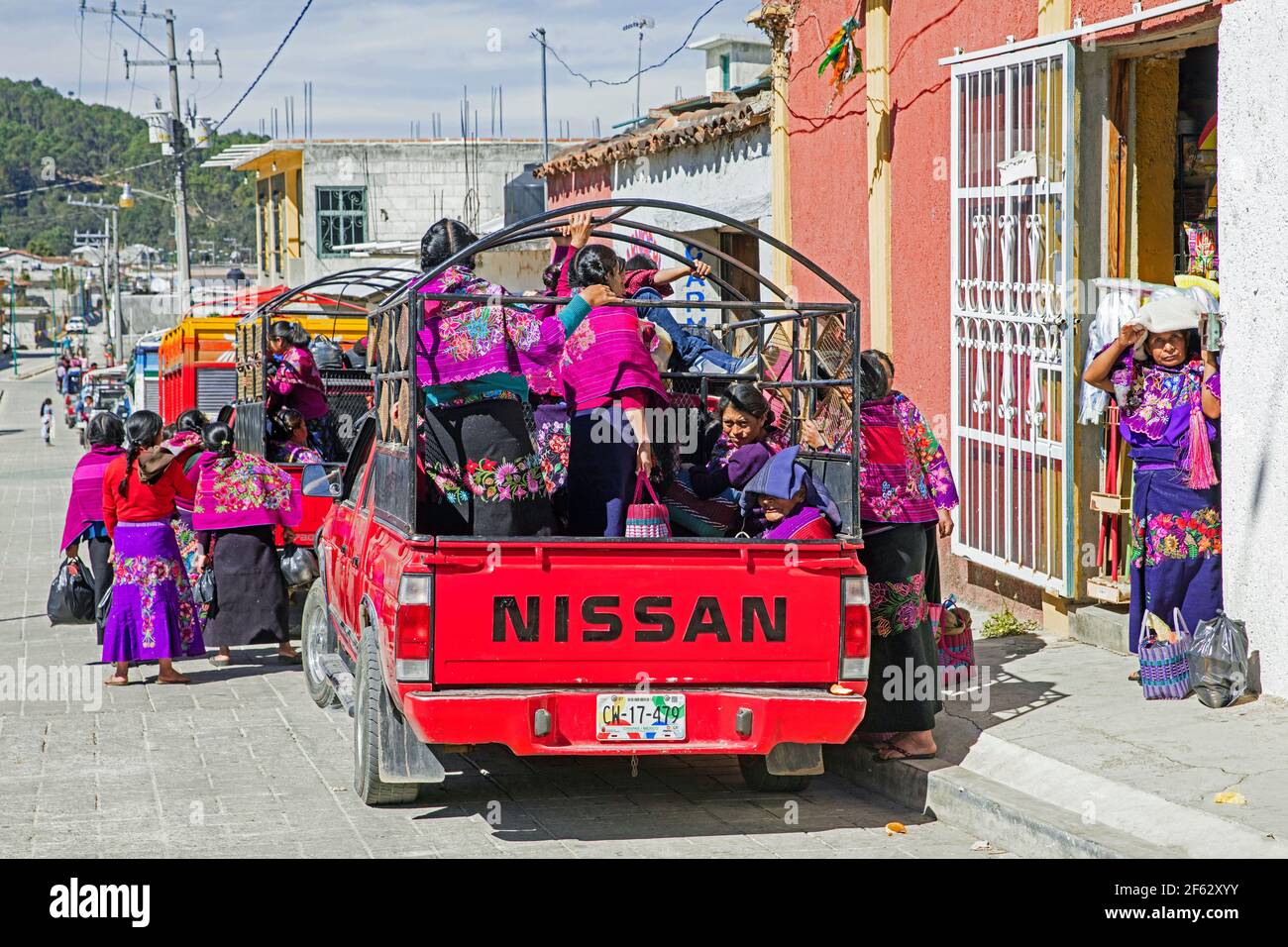 Tzotzil Frauen in traditioneller Kleidung in Pickup-LKW in der Stadt San Lorenzo Zinacantán, Chiapas, Südmexiko Stockfoto