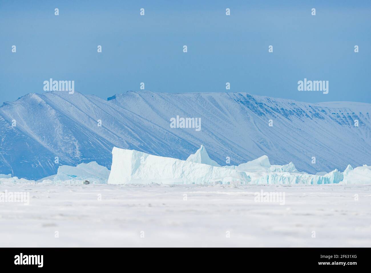 Eisberg auf gefrorenem Meer, Grönland Stockfoto