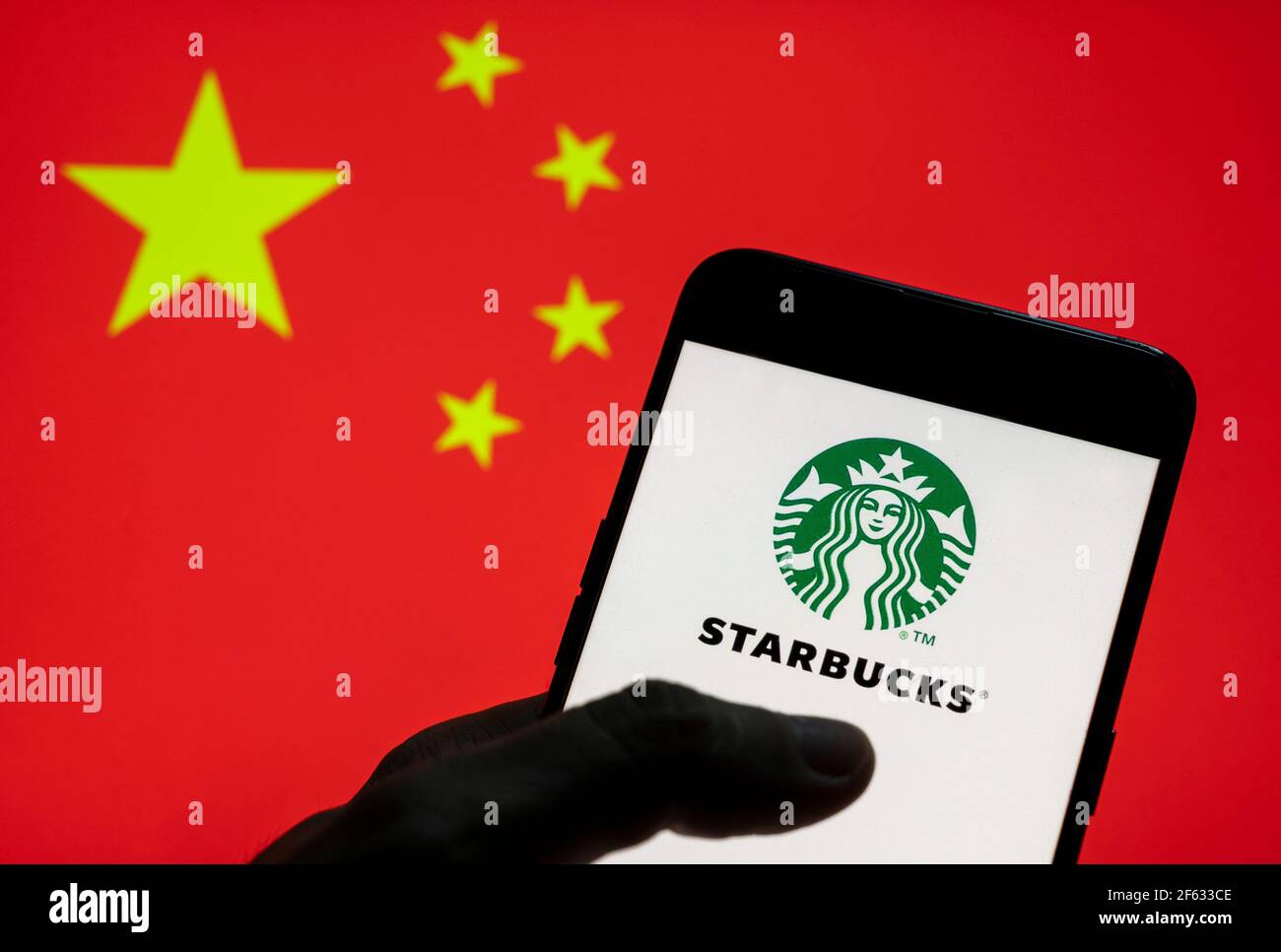 China. März 2021, 27th. In dieser Abbildung ist das Logo der amerikanischen multinationalen Kette Starbucks Coffee auf einem Android-Mobilgerät mit der Flagge der Volksrepublik China im Hintergrund zu sehen. Kredit: Budrul Chukrut/SOPA Images/ZUMA Wire/Alamy Live Nachrichten Stockfoto